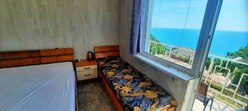 Четырехместный номер с видом на море в Гостевом доме Дубовая Роща