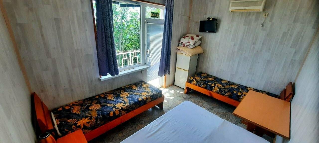Фотографии номера Четырехместный номер с видом на море в Гостевом доме Дубовая Роща Туапсе