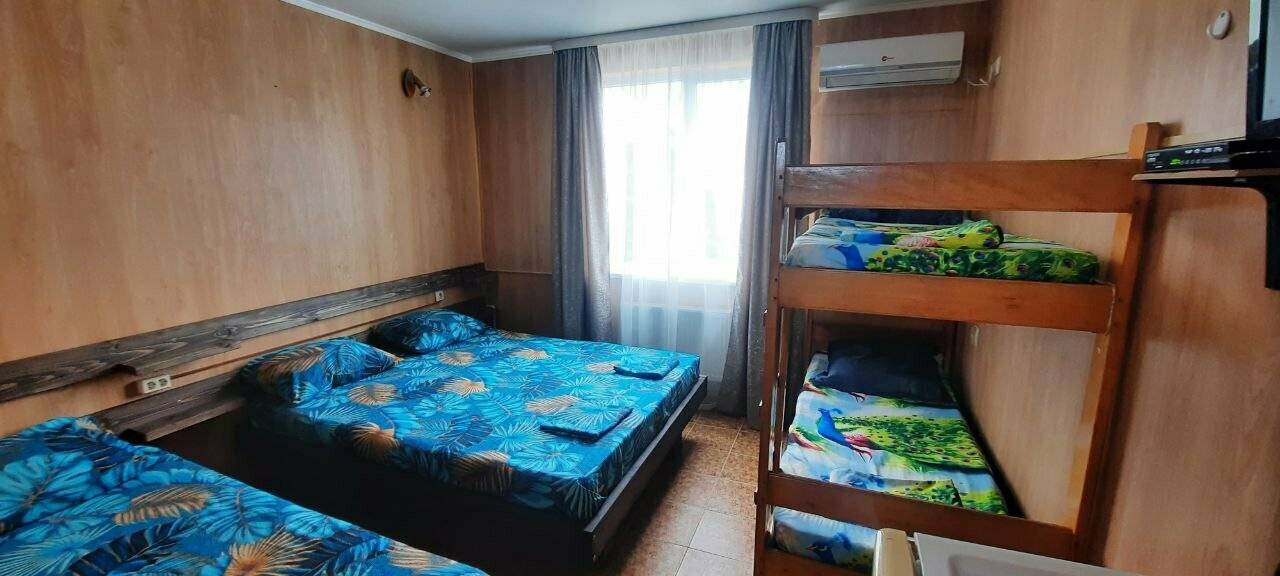 Фотографии номера Стандартный семейный номер в Гостевом доме Дубовая Роща Туапсе